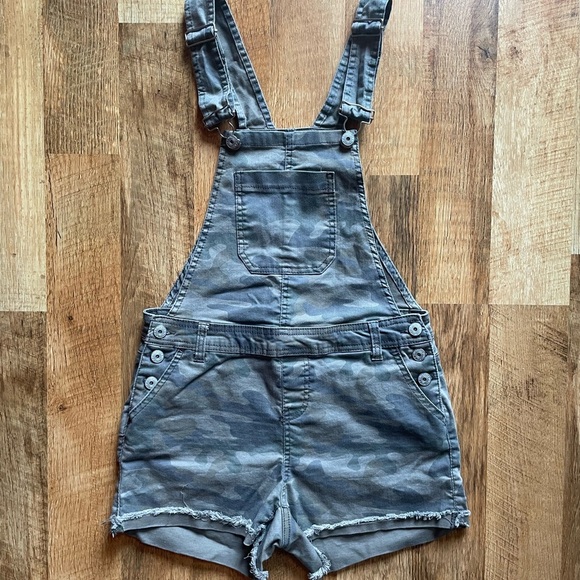 Vanilla Star Gray and Green Shorts‎ with Cuffed Hem - Picture 1 of 6